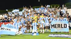 Los pibes de la Sub 17 junto a la hinchada que hace el aguante en Qatar. Los pibes de la Sub 17 junto a la hinchada que hace el aguante en Qatar.