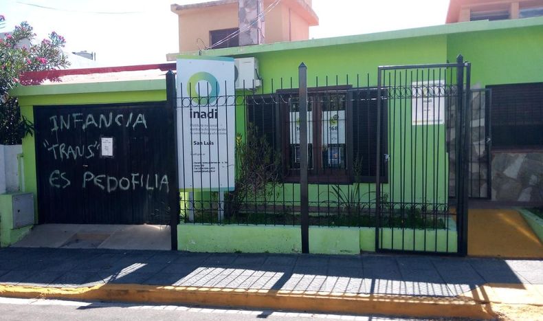 Vandalizaron una delegación del INADI con pintadas contra la comunidad travesti-trans
