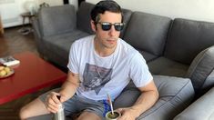 Esteban Lamothe volvió a reírse de su parecido a Wado de Pedro: la foto con Almodóvar Esteban Lamothe volvió a reírse de su parecido a Wado de Pedro: la foto con Almodóvar