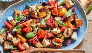 Pan del día anterior y tomates frescos: la clave de las recetas rápidas que conquistan cualquier mesa.