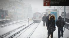 Usuarios abandonan una estación de tren en Brooklyn. (Ph: Lucas Jackson - Reuters) Usuarios abandonan una estación de tren en Brooklyn. (Ph: Lucas Jackson - Reuters)