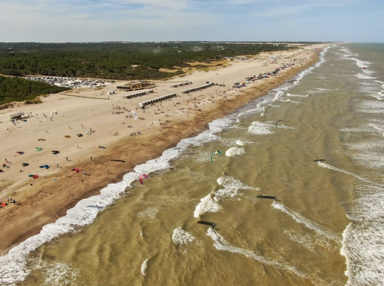 A pocas horas de la Ciudad de Buenos Aires, es una de las playas en la costa argentina más visitadas en el último tiempo. Te contamos más en la nota.