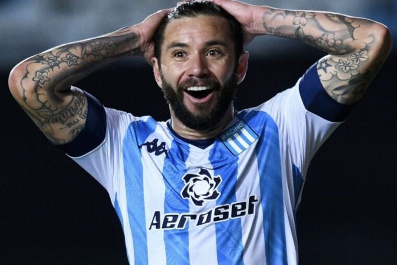 Eugenio Mena es el futbolista de Racing seguido por Boca.