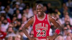 Michael Jordan usando la icónica camiseta 23 de los Chicago Bulls.