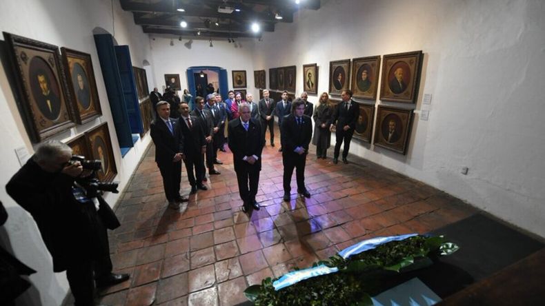 Javier Milei y los gobernadores dentro de la Casa Histórica de Tucumán. 