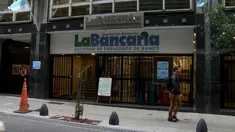 Los bancarios acordaron un aumento salarial del 2,7% en octubre. Los bancarios acordaron un aumento salarial del 2,7% en octubre.