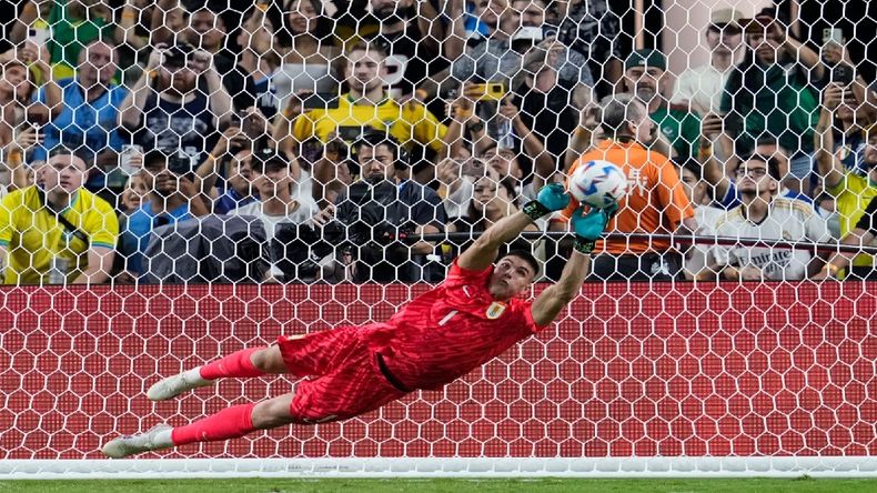 El arquero uruguayo Rochet le tapa el penal al brasileño Militao.