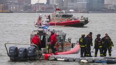 El helicóptero se estrelló en las aguas del río Hudson. El helicóptero se estrelló en las aguas del río Hudson.