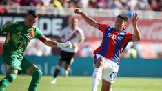 Franco Armani, arquero de River, es presionado por Alexis Cuello. Franco Armani, arquero de River, es presionado por Alexis Cuello.