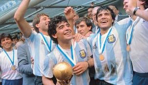 Héctor Enrique junto a Maradona, celebrando la obtención de la Copa del Mundo en México.