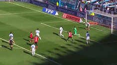 Gastón Martirena evitó el gol de Independiente. Gastón Martirena evitó el gol de Independiente.