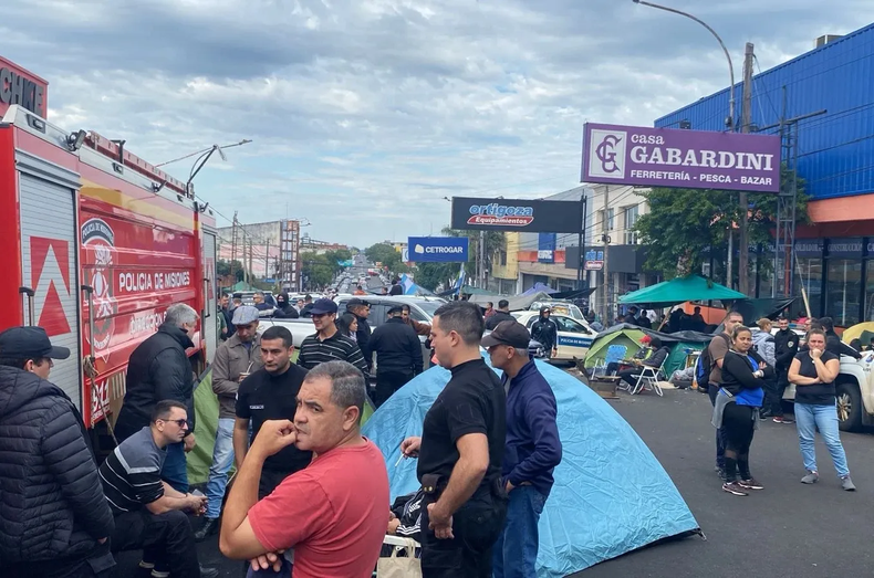 La policía provincal se sumó a la masiva protesta salarial destada en Misiones. La policía provincal se sumó a la masiva protesta salarial destada en Misiones.