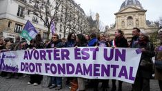 Francia se convirtió en el primer país del mundo en proteger el aborto en su Constitución. Francia se convirtió en el primer país del mundo en proteger el aborto en su Constitución.