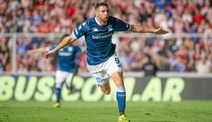 Maravilla Martínez volvió a convertir, cuándo no, para el triunfo de Racing. Maravilla Martínez volvió a convertir, cuándo no, para el triunfo de Racing.