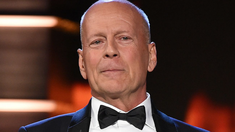 El actor también padece afasia, una enfermedad que le impide comunicarse mediante el habla o la escritura. El actor también padece afasia, una enfermedad que le impide comunicarse mediante el habla o la escritura.