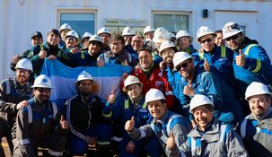 Milei se fotografió con los trabajadores de YPF en Vaca Muerta.&nbsp;