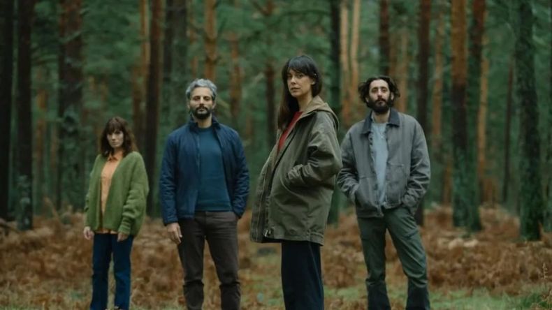 La película se centra en la tensión constante, el riesgo inminente y los conflictos internos que emergen cuando la urgencia lo cambia todo.