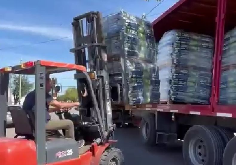 Llegaron a Bahía Blanca 25.000 kilogramos de alimento para perros y gatos.