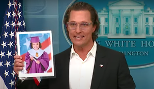Matthew McConaughey, con la foto de una de las víctimas del tiroteo en Uvalde.