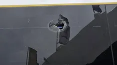 El piedrazo que rompió una ventana del micro que transportaba a los jugadores de Lanús. El piedrazo que rompió una ventana del micro que transportaba a los jugadores de Lanús.