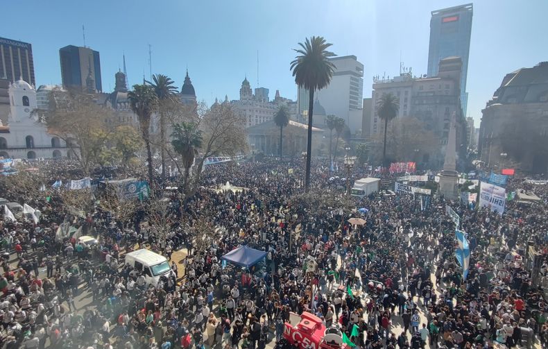 Organizaciones sociales marchan en Plaza de Mayo en repudio al atentado contra Cristina Kirchner