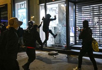 Hubo destrozos en más de 3.000 locales comerciales.