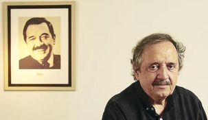 Ricardo Alfonsín, con un foto de su padre, el expresidente Raúl Alfonsín.