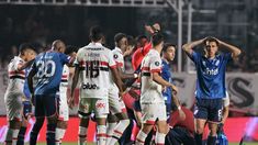 El uruguayo se desmayó en el medio del campo de juego. El uruguayo se desmayó en el medio del campo de juego.