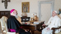 El Papa Francisco junto a Dominique Joseph Mathieu, arzobispo de Teherán.&nbsp;