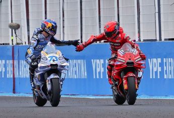 Los hermanos Márquez se saludan en el último GP de MotoGP en Termas de Río Hondo, en 2025.