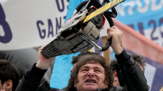 Javier Milei hace constante gala de su desmantelamiento de las estructuras del Estado.