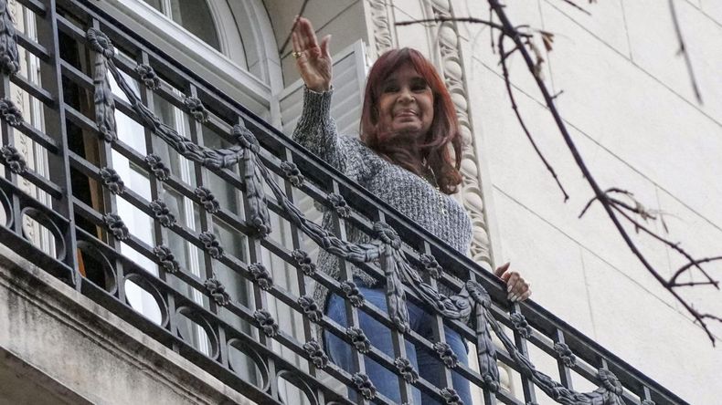 Una multitud continúa la vigilia frente a la casa de la expresidenta.