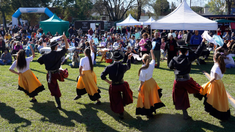 Este pequeño pueblo a tan solo 2 horas de la Ciudad de Buenos Aires festeja cada 25 de mayo la fiesta del guiso carrero. Este pequeño pueblo a tan solo 2 horas de la Ciudad de Buenos Aires festeja cada 25 de mayo la fiesta del guiso carrero.