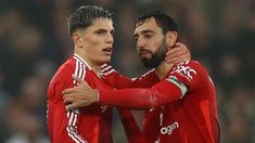 Garnacho recibe el saludo del portugués Bruno Fernandes. Garnacho recibe el saludo del portugués Bruno Fernandes.