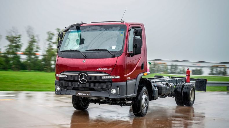 Mercedes-Benz Accelo.