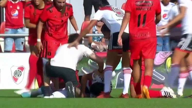 Conmoción en River: una jugadora de fútbol femenino convulsionó en pleno partido.&nbsp;