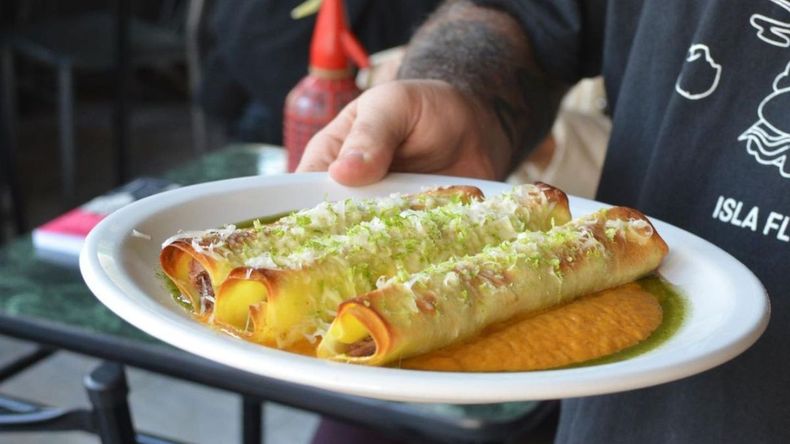 La Isla Flotante Comidas es un bodegón con más de 75 años de historia que supo ser reconocido por su famoso sándwich de jamón crudo.