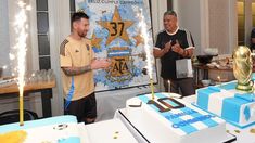 Lionel Messi celeró su cumpleaños con el plantel de la Selección y compartió la torta junto a los hinchas Lionel Messi celeró su cumpleaños con el plantel de la Selección y compartió la torta junto a los hinchas