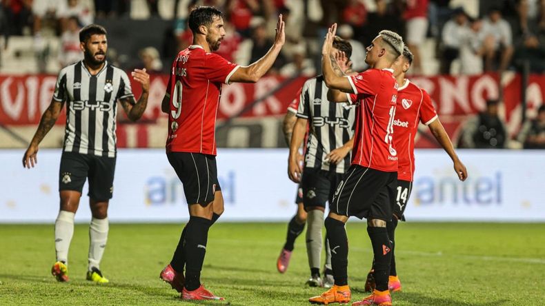 El paraguayo Gabriel Ávalos se destapó con dos goles.