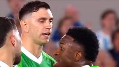 El Dibu Martínez, discutiendo con Vinicius, en un momento del partido. El Dibu Martínez, discutiendo con Vinicius, en un momento del partido.