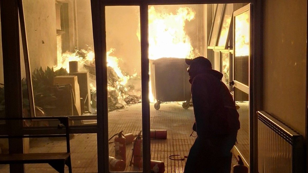 Incendio en la Facultad de Ciencias Sociales de la UBA: debieron evacuar el edificio