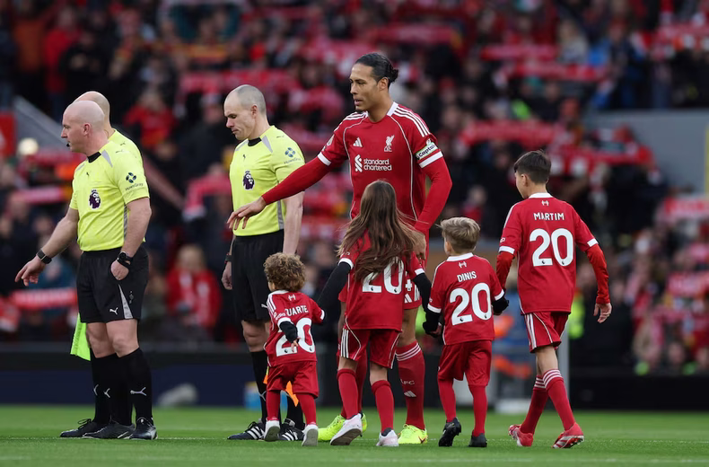 El capitán de Liverpool, Van Dijk, junto a los hijos de Diogo Jota, Dinis y Duarte y familiares.