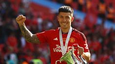 Lisandro Martínez levantó su segunda copa con Manchester United. Lisandro Martínez levantó su segunda copa con Manchester United.