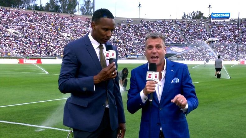 El exfutbolista Shaka Hislop (izquierda) se desmayó durante la transmisión de ESPN.