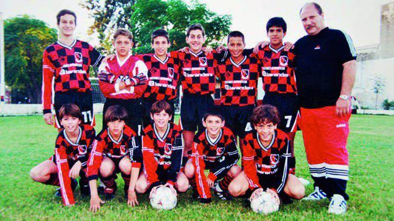 Lionel Messi con la categoría 1987 de Newell's.
