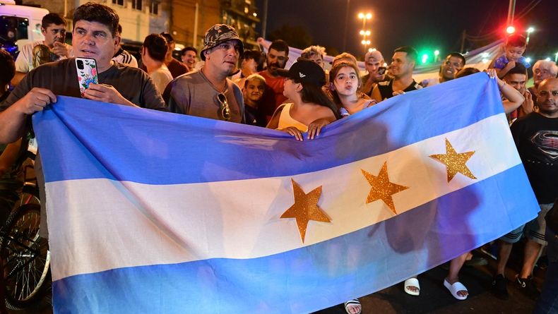 Los hinchas en las afueras del festejo.