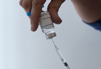Moderna suministrará entre 2 mil y 3 mil millones de dosis en 2022.