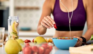 Lo más recomendable es elegir alimentos ricos en proteínas y carbohidratos.
