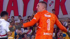 Franco Armani se lamenta por el error de River.
