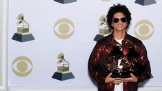Bruno Mars con sus seis Grammy Bruno Mars con sus seis Grammy